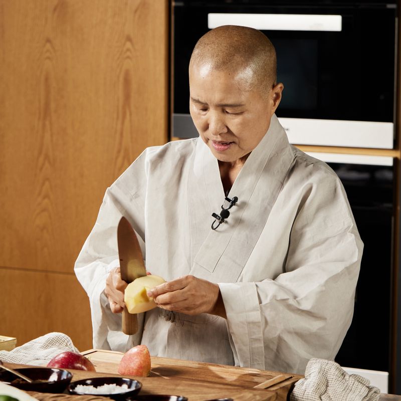 강판에 사과를 갈아 주세요. 간 사과와 식초, 고추장을 섞어 양념장을 만들어 주세요.
(tip. 사과 대신 복숭아나 참외, 수박 등 다른 과일을 사용해도 좋아요)