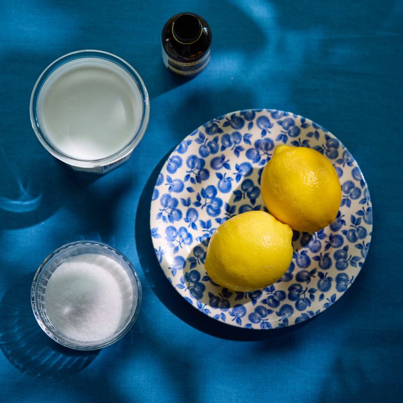 레몬 포셋을 위한 재료 이미지로 생크림,설탕,레몬,바닐라 익스트랙,레몬제스트(생략 가능) 등으로 구성 되어있습니다.