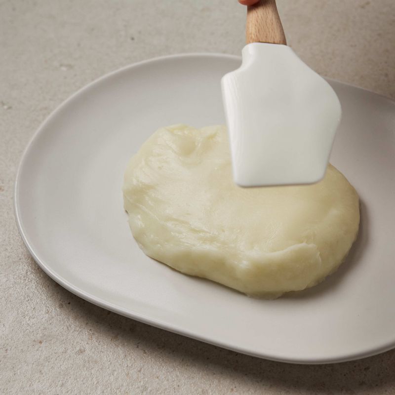 뭉쳐진 반죽을 꺼내 한 김 식혀주세요. 알뜰주걱으로 두드리며 모양을 잘 잡아주세요. 냉장고에서 20분 정도 굳혀주세요.
(tip. 팬에서 반죽을 꺼낸 후 한 김 식혀주면 찐득거리지 않고 모양이 잘 잡혀요)