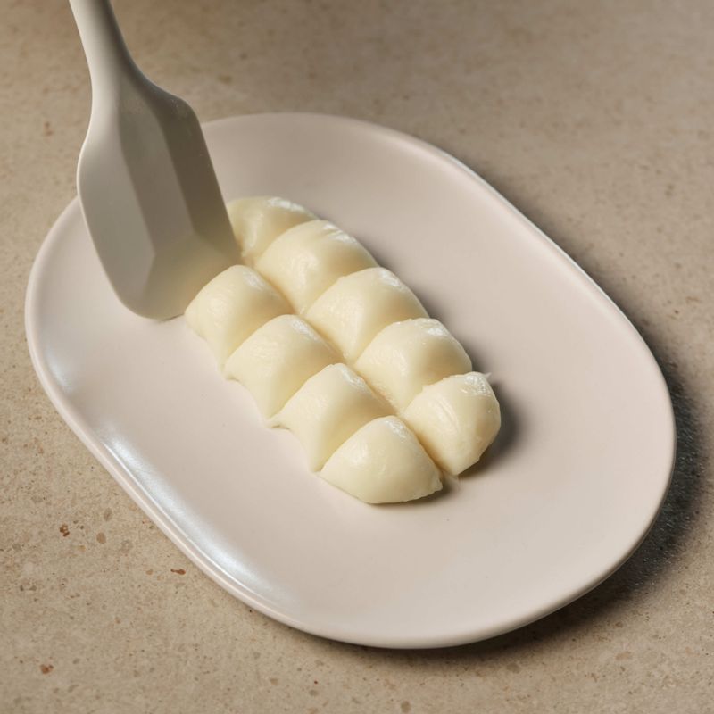 알뜰주걱 또는 칼로 먹기 좋은 크기로 썰어주세요. 손에 참기름을 묻힌 후 반죽을 돌돌 말아 동그란 모양으로 만들어 주세요. 콩가루를 뿌린 후 맛있게 즐겨주세요.