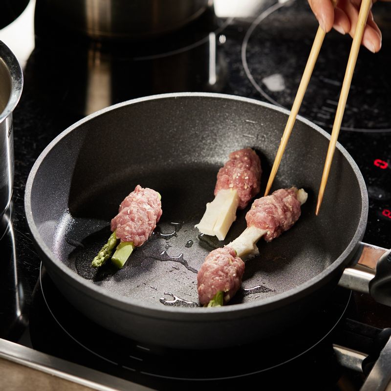 기름 두른 팬에 굴려가며 노릇하게 구워 주세요.