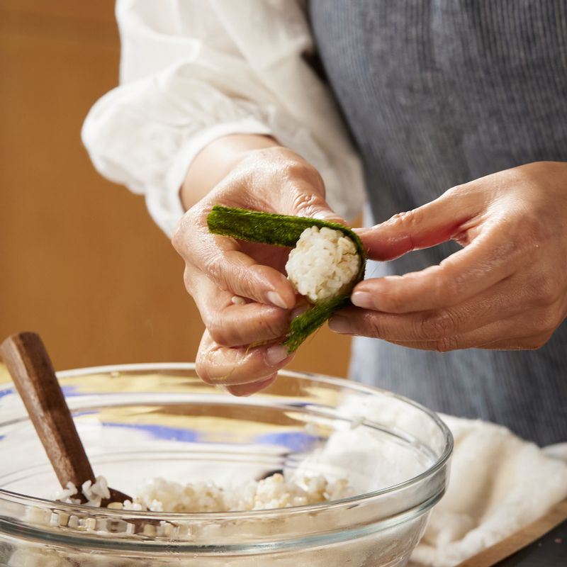 완성된 밥을 고루 섞은 후 한 김 식혀주세요. 감태를 먹기 좋은 크기로 썬 다음 보리밥을 올리고 돌돌 말아 주세요.
(tip. 밥을 한 김 식힌 후 사용해야 도시락을 쌌을 때 쉽게 상하지 않아요)