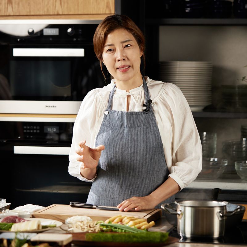 흐르는 물에 깨끗이 씻은 보리와 쌀은 각각 30분 정도 불려 주세요.
(tip. 그 이상의 시간을 불릴 경우 채반에 받쳐 물기를 빼주세요. 너무 오래 불릴 경우 쌀알이 부서져 식감이 좋지 않아요)