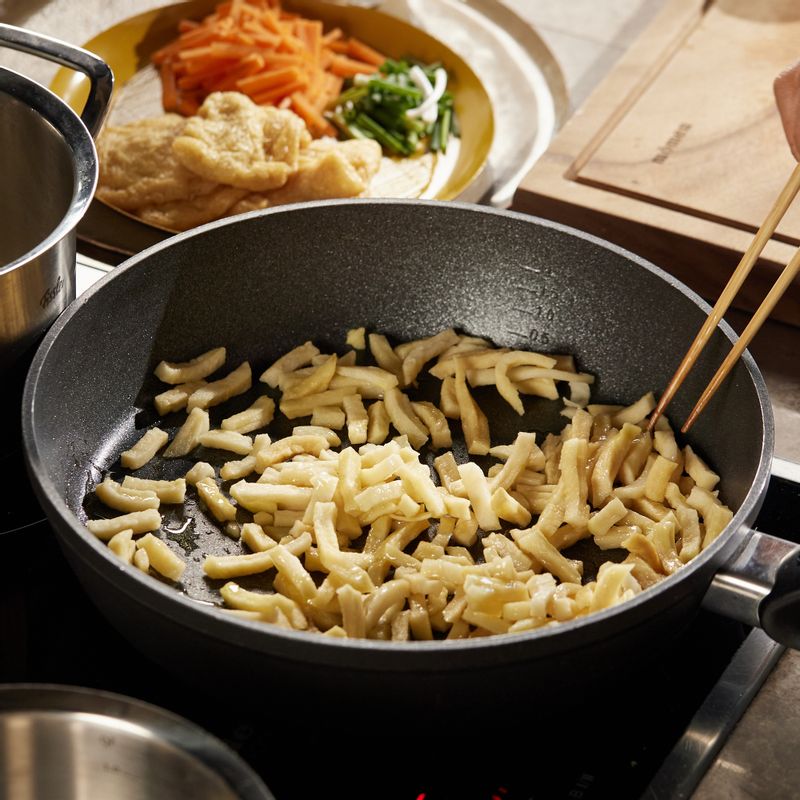 달군 팬에 올리브오일을 두르고, 무말랭이, 다진 고기, 당근, 쪽파를 넣고 소금, 후춧가루로 간을 하여 볶아 주세요.
(tip. 다진 청양고추나 청양고춧가루를 함께 넣어 볶으면 매콤하게 즐길 수 있어요)