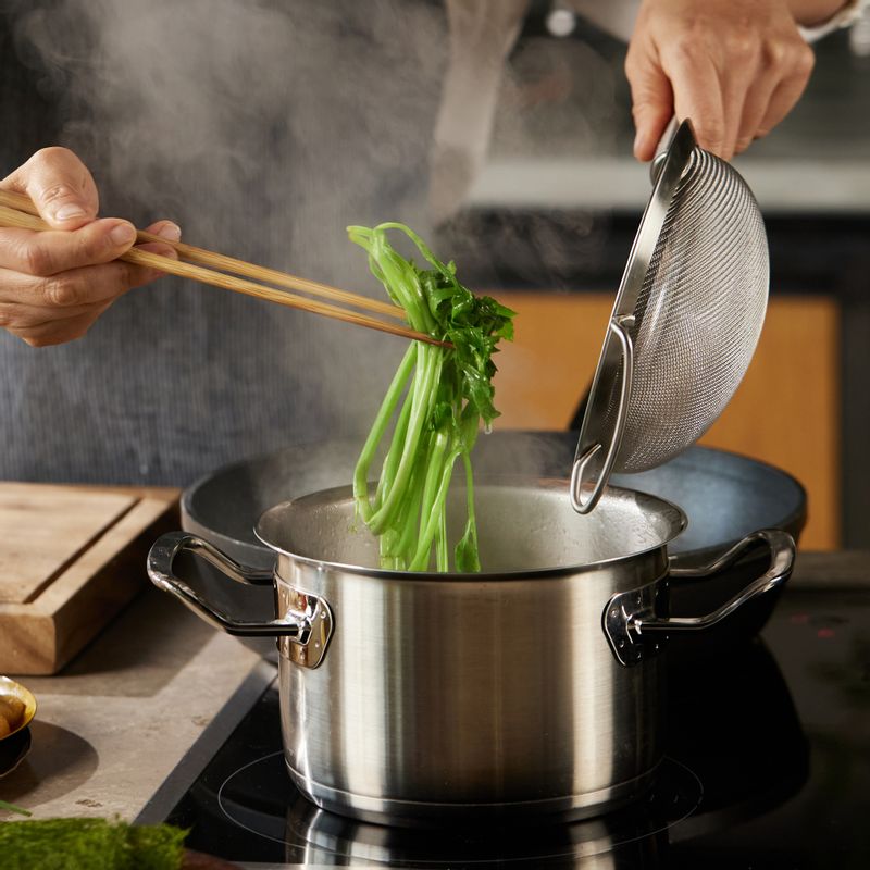 미나리는 끓는 물에 데쳐 찬물에 건져 물기를 꼭 짜 주세요. 유부는 한쪽 면을 칼집내서 주머니 형태로 만든 다음 살짝 데쳐 기름기를 없애 주세요.
(tip. 미나리는 살짝 말랑해질 정도로만 데쳐 주세요)