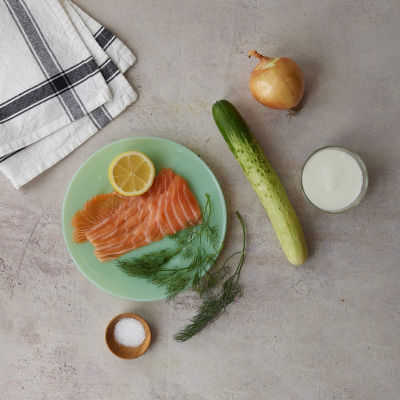 요거트 연어샐러드을 위한 재료 이미지로 훈제연어,오이,양파,딜,소금 등으로 구성 되어있습니다.