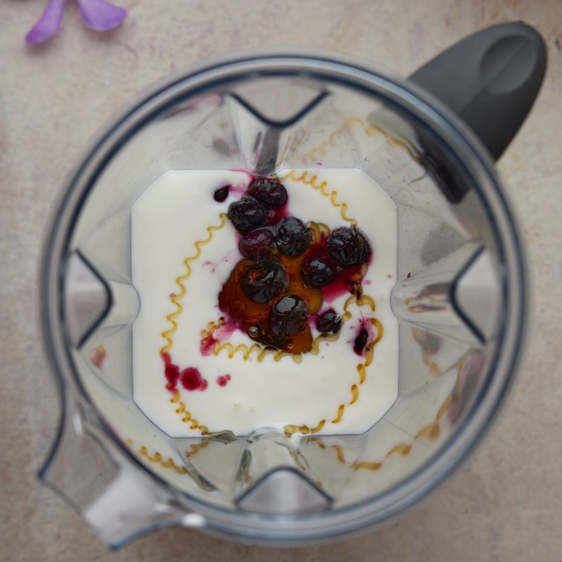 믹서에 재료를 모두 넣고 갈아주세요.