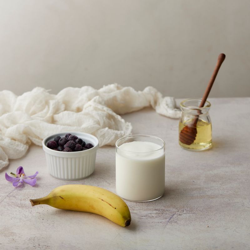 블루베리 요거트 스무디을 위한 재료 이미지로 요거트,바나나,냉동 블루베리,꿀 등으로 구성 되어있습니다.