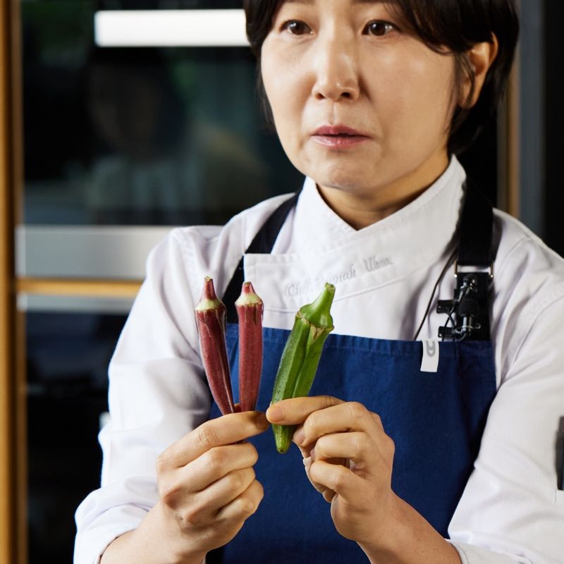 오크라는 꼭지와 끝부분을 제거하고 1cm 크기로 썰어 주세요. 녹인 버터에 큐민, 스모크 파프리카 파우더, 터메릭 파우더, 흑설탕, 소금, 후춧가루를 넣고 섞어 묽은 페이스트 형태로 만들어 주세요.
(tip. 오크라 씨를 버리지 말고 함께 사용해 주세요)
(tip. 녹색 오크라 겉면의 솜털이 싫다면 굵은 소금을 이용해 제거해 주세요)