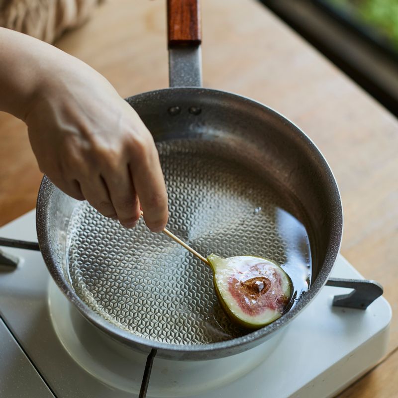 냄비에 설탕 시럽 재료를 넣고 중불에서 10분간 끓인 후 약불로 줄여 5~6분 끓여주세요.
(tip. 시럽이 옅은 갈색이 될 때 까지 가열해 주세요)