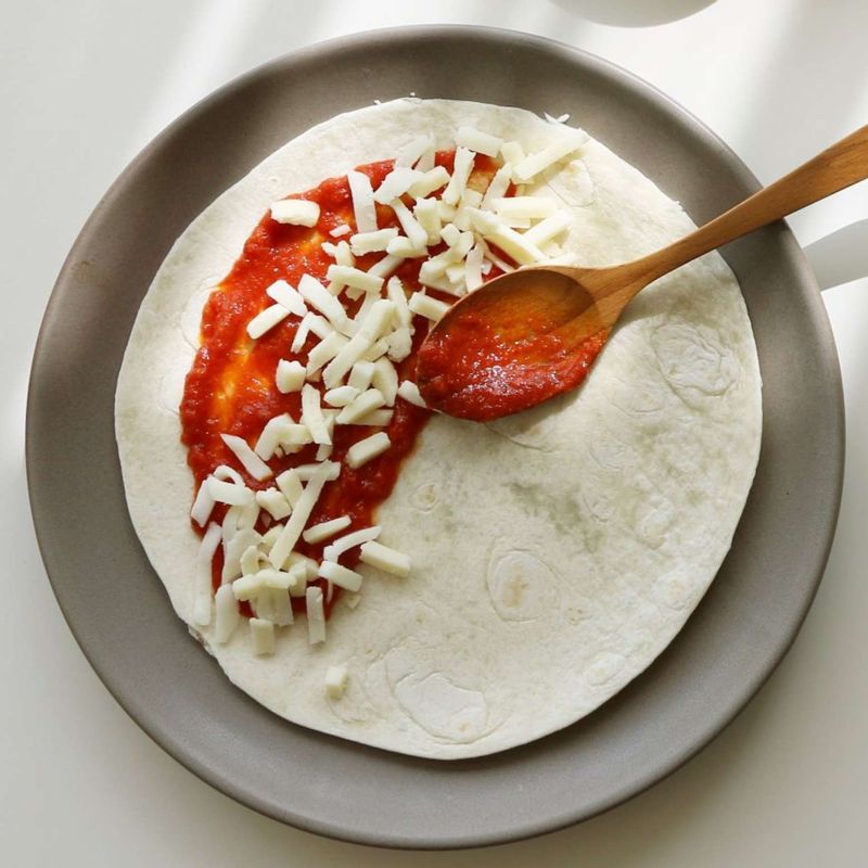 토르티야 반쪽 면에 토마토소스 1큰술- 피자치즈- 양파, 파프리카, 불고기- 피자치즈와 체더 슬라이스 치즈 순으로 올리고 반으로 접은 후 마른팬에 올려 치즈가 녹을 때까지 약한불에서 노릇하게 구워주세요.