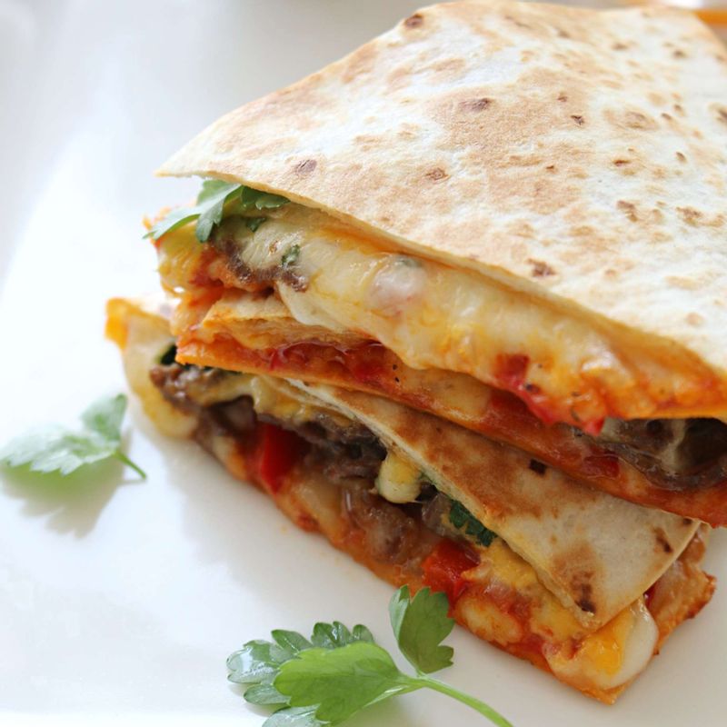 구운 퀘사디아를 먹기 좋은 크기로 잘라주세요.