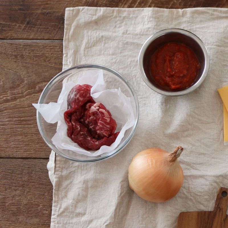 쇠고기는 키친타올로 핏물을 제거하고, 먹기 좋은 크기로 썰어 불고기 양념에 10분 정도 재워주세요.