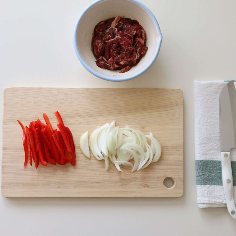 달군 팬에 올리브유를 두르고, 채를 썬 양파와 파프리카를 넣은 후 약간의 소금, 후추를 뿌려 밑간을 하고 살짝 볶아주세요.