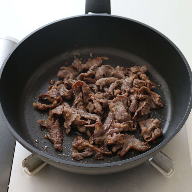 달군 팬에 쇠고기를 넣고 물기가 없어질 때까지 볶아주세요.