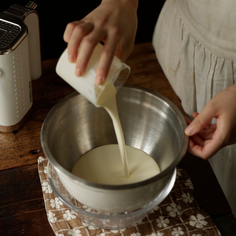 볼에 차가운 휘핑크림과 설탕을 넣고 핸드믹서로 빠르게 휘핑해 주세요.
(tip. 생크림 끝이 뾰족하게 유지되는 농도까지 휘핑해 주세요)