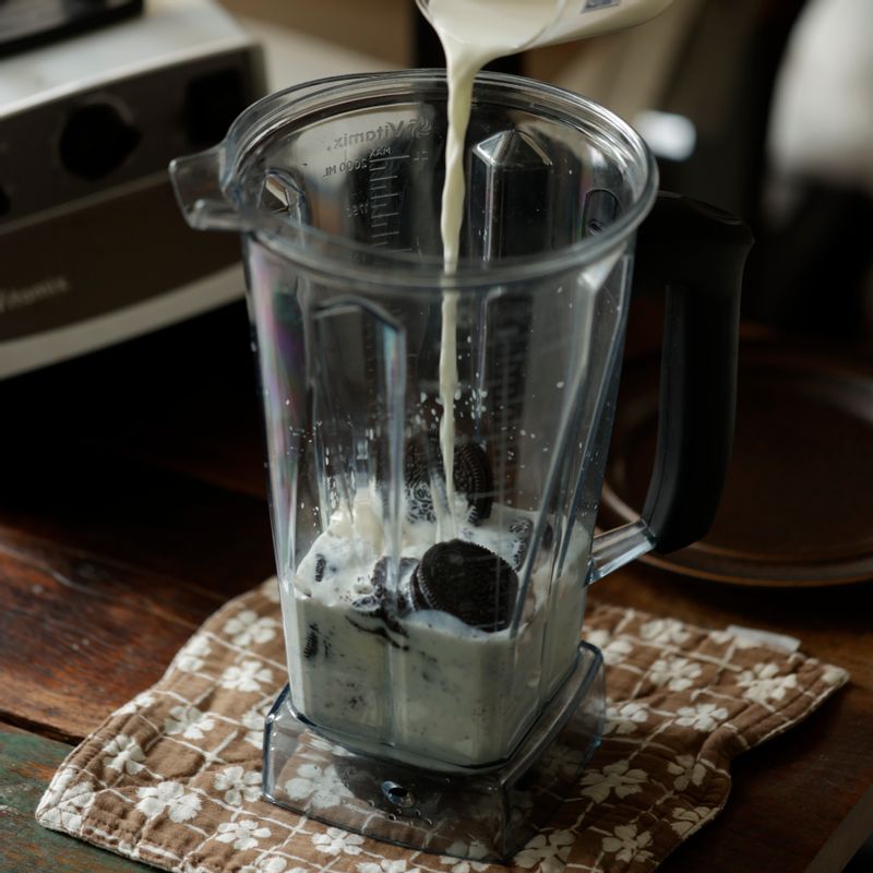 믹서기에 얼음, 아이스크림, 오레오 과자, 우유를 넣어 갈아주세요.
(tip. 오레오 과자의 씹히는 식감이 좋다면 살짝만 갈아주세요)