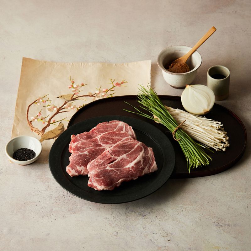 돼지맥적구이을 위한 재료 이미지로 돼지고기 목살,영양 부추,팽이버섯,양파,통깨 등으로 구성 되어있습니다.