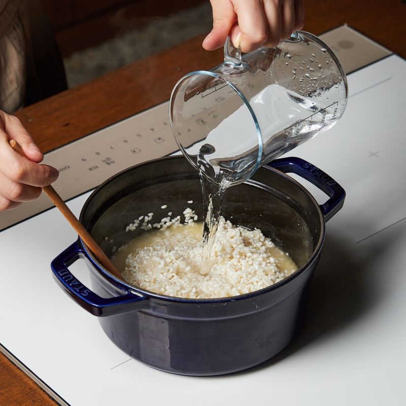 물, 쯔유, 다시마를 넣고 뚜껑을 덮어 8단에서 3분간 끓여주세요.