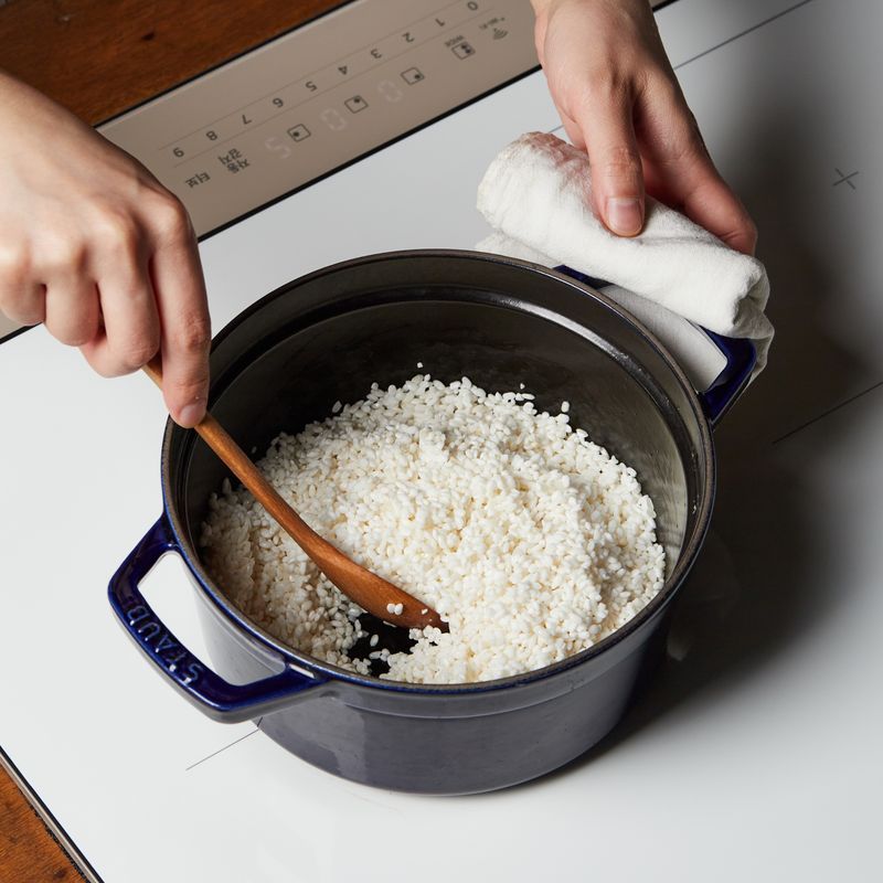 냄비에 고기 구운 팬에 있는 오일과 불린 쌀을 넣고 5단에서 1분간 볶아주세요.
