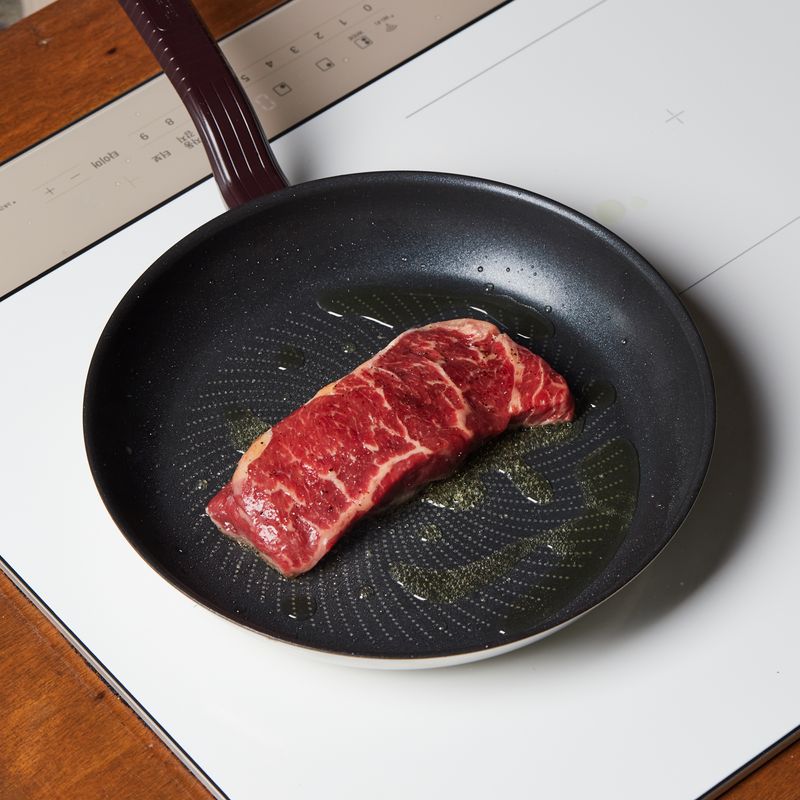 볶은 마늘을 덜어내고 소고기를 넣고 7단에서 양면을 2분씩 익혀주세요.