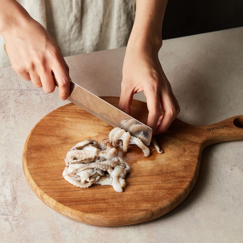 주꾸미는 내장과 눈, 입을 손질하고 깨끗이 씻은 후 먹기 좋은 크기로 잘라주세요.