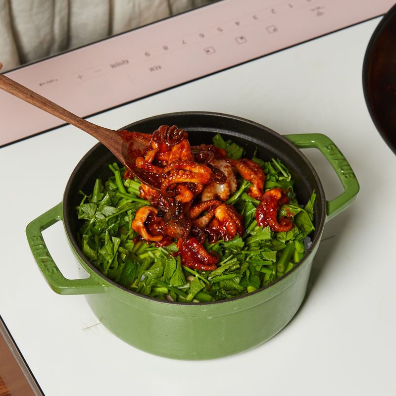 완성된 밥 위에 미나리와 볶은 주꾸미를 올려 뚜껑을 덮은 후 10분간 뜸을 들여주세요.