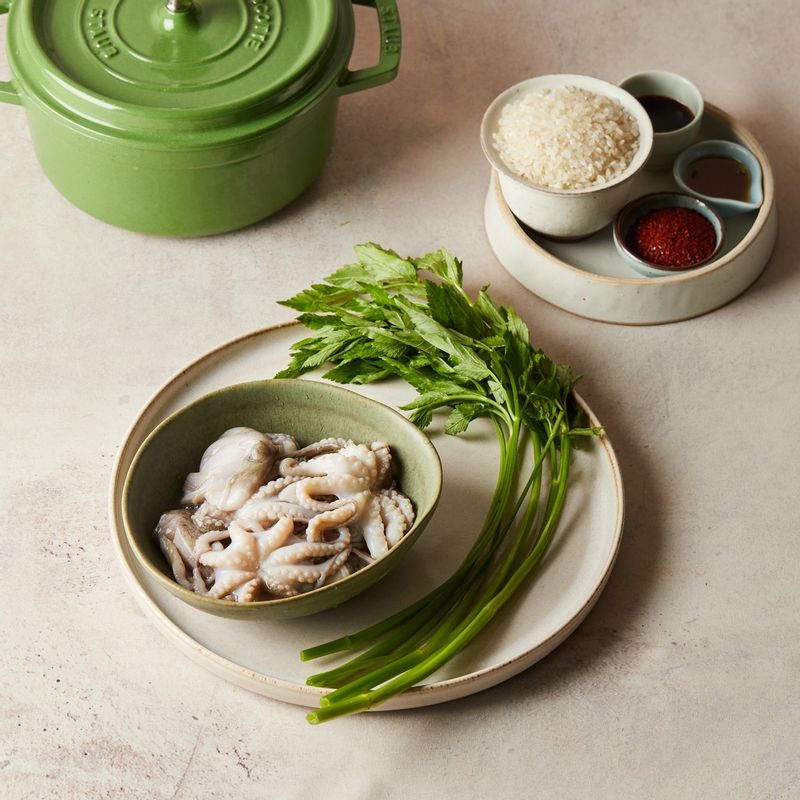 주꾸미 솥밥을 위한 재료 이미지로 주꾸미,쌀,물,미나리,통깨 등으로 구성 되어있습니다.