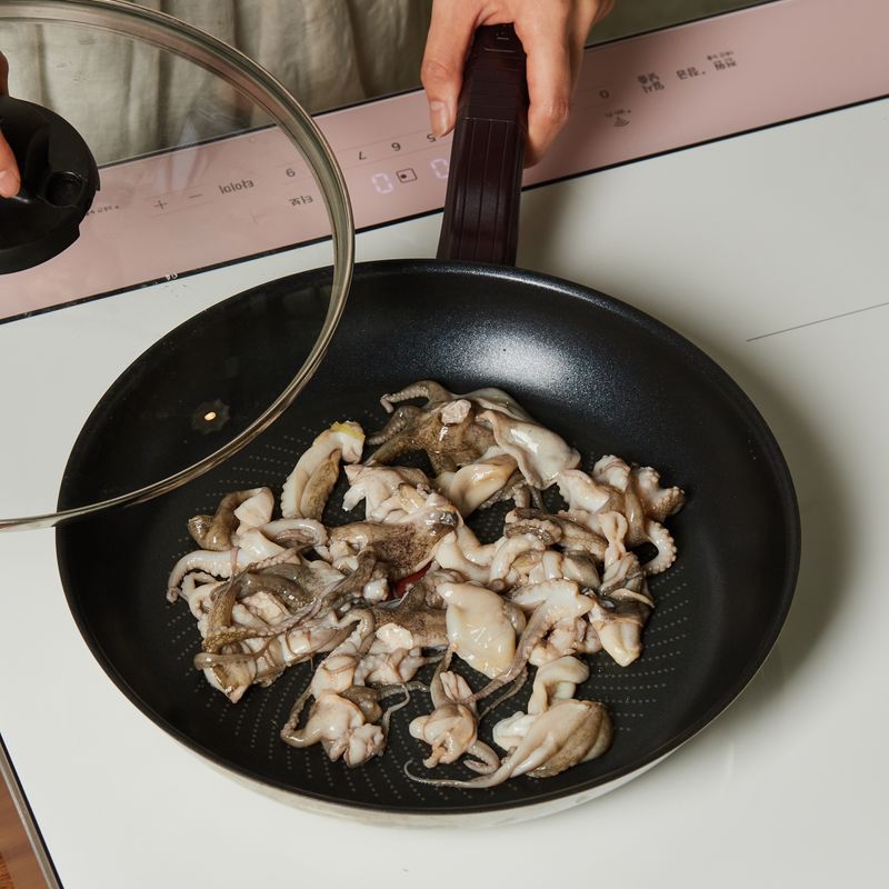 팬에 손질한 주꾸미와 청주 1큰술을 넣고 9단에서 1분30초간 끓여주세요. 
(tip. 물은 넣지 않고 주꾸미의 수분으로만 쪄주세요)