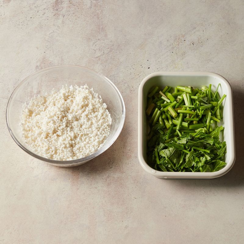 쌀은 씻어 30분간 불리고 미나리는 2cm 길이로 송송 썰어 준비해주세요.