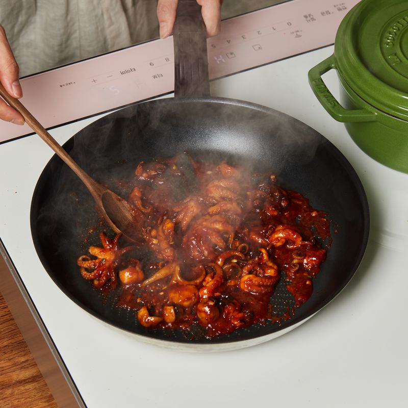 팬에 양념한 주꾸미를 넣고 9단에서 1분30초간 볶아주세요.