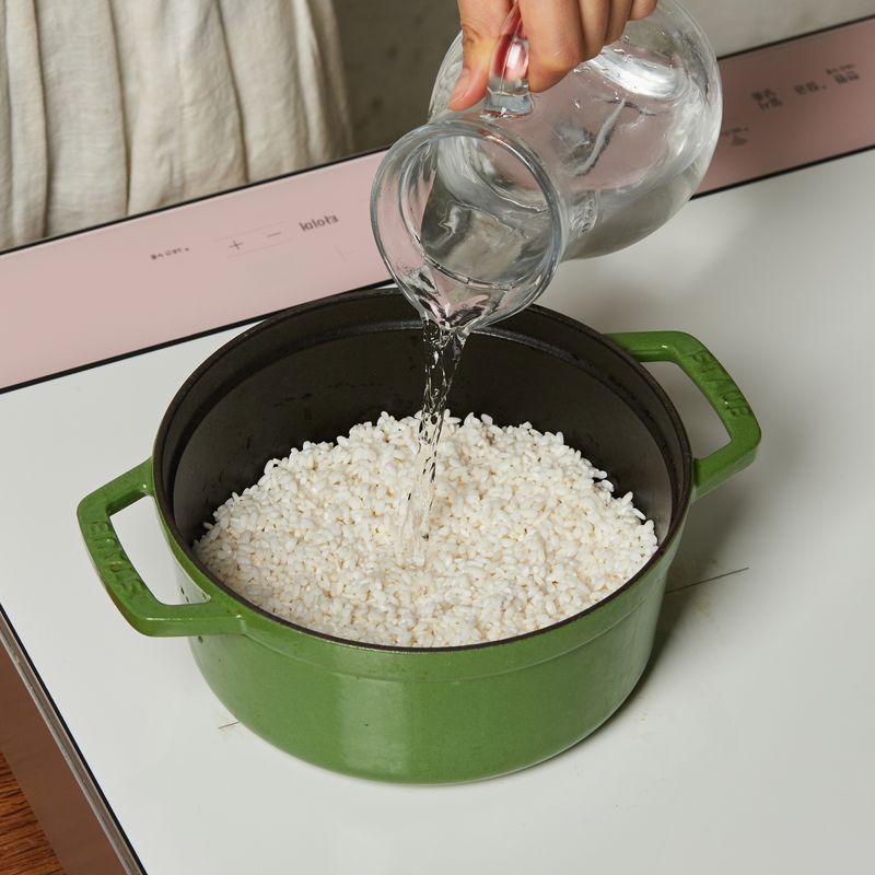 냄비에 쌀과 물을 넣고 8단에서 3분간 끓여주세요.