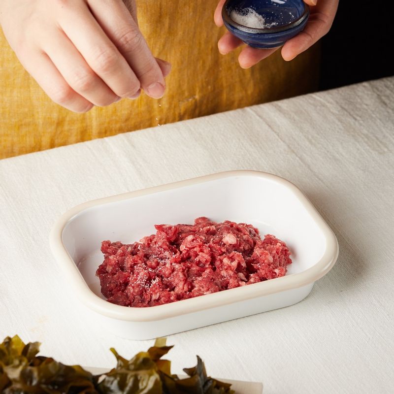 소고기는 키친타월로 핏기를 제거하고 밑간 해 주세요.