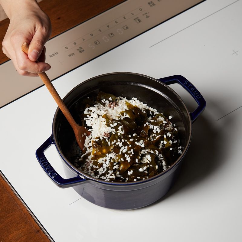 미역과 쌀을 넣고 5단에서 1분 30초간 볶아주세요.