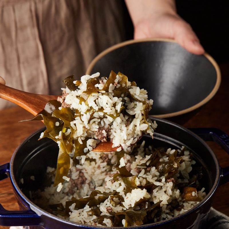 완성된 미역 솥밥을 양념장과 함께 맛있게 즐겨주세요.