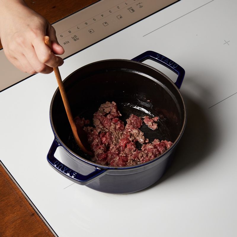 냄비에 참기름을 두르고 다진 쇠고기를 넣어 5단에서 2분간 볶아주세요.