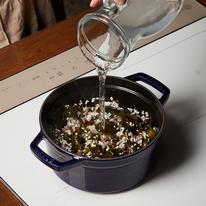 물을 붓고 뚜껑을 덮어 8단에서 3분간 끓여주세요.