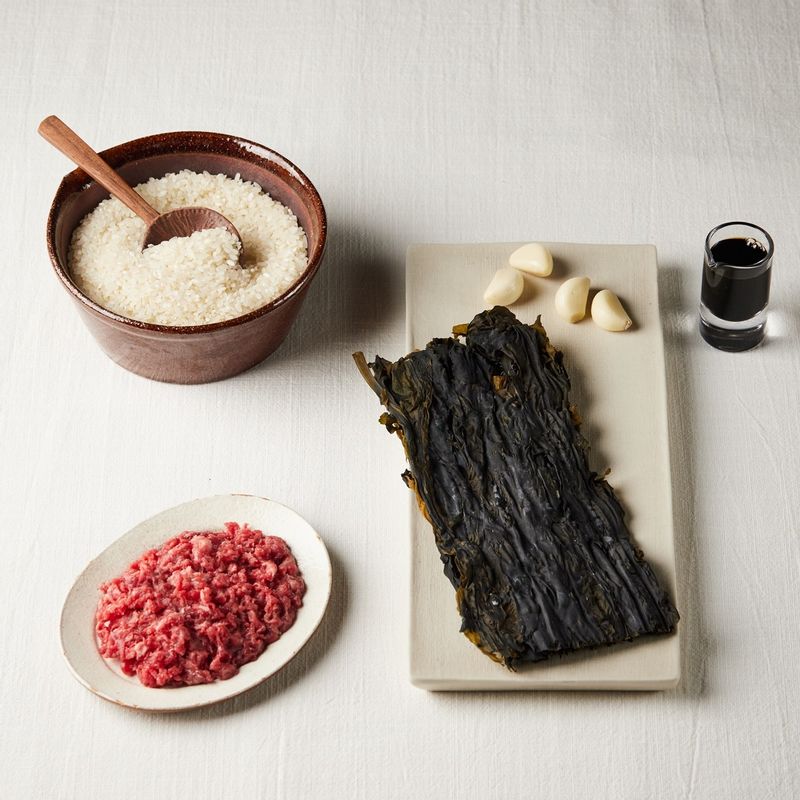 미역 솥밥을 위한 재료 이미지로 쌀,건 미역,다진 소고기,물,참기름 등으로 구성 되어있습니다.
