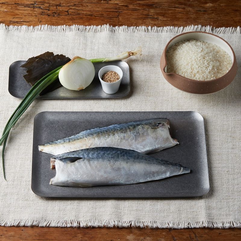 고등어 솥밥을 위한 재료 이미지로 손질 고등어,쌀,양파,쯔유,올리브오일 등으로 구성 되어있습니다.