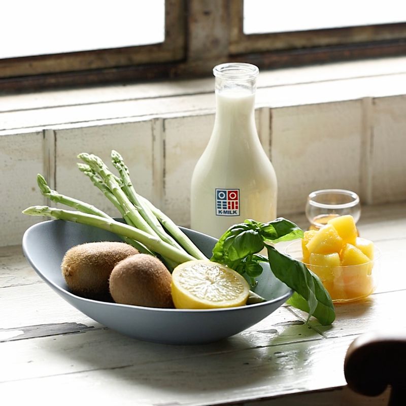 아스파라거스 스무디을 위한 재료 이미지로 아스파라거스,키위,냉동 파인애플,우유,레몬 등으로 구성 되어있습니다.