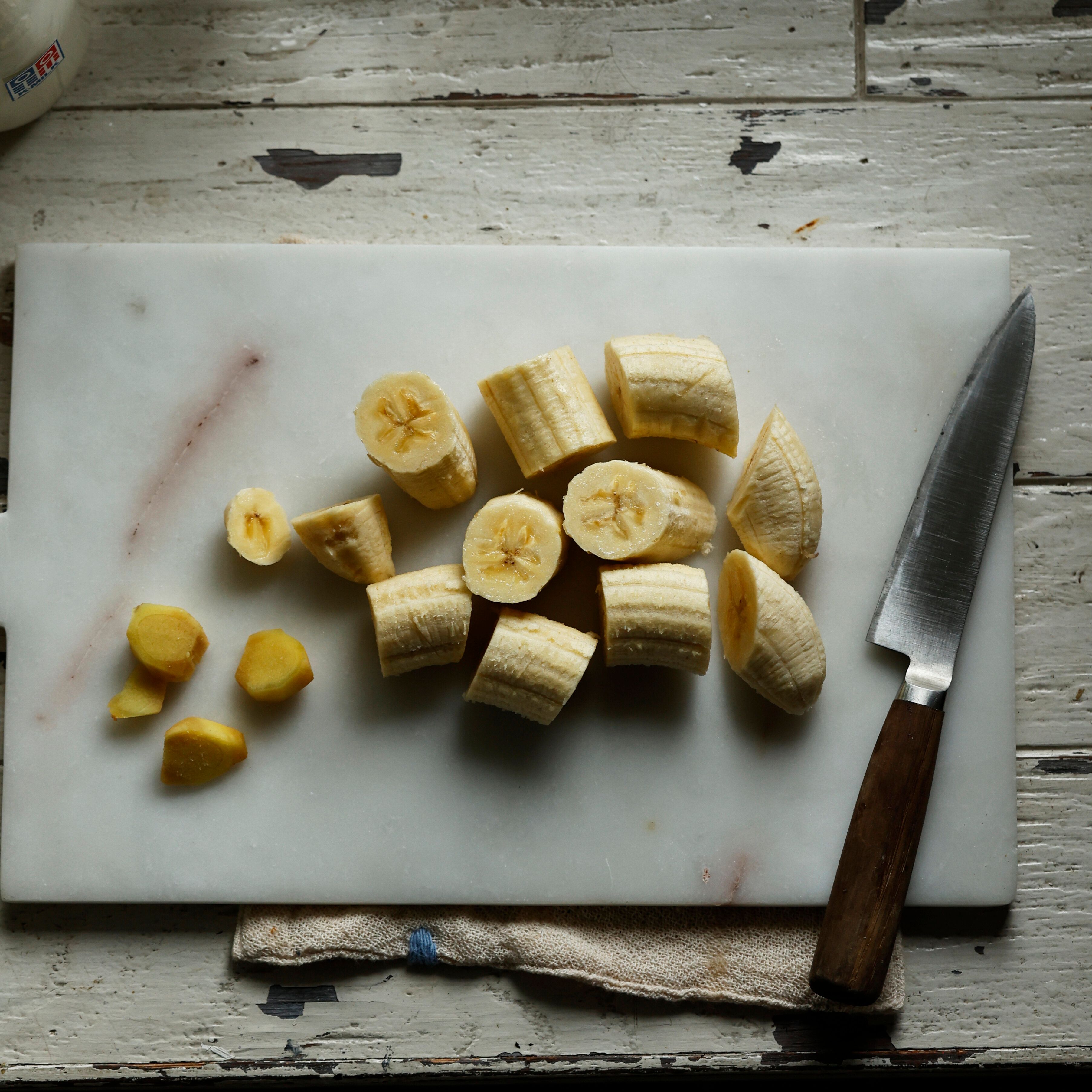 바나나와 생강을 적당한 크기로 썰어주세요.