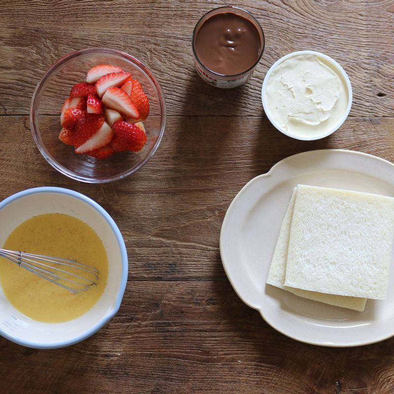 딸기는 길게 4등분으로 자르고, 식빵은 테두리를 잘라 밀대로 밀어주세요.