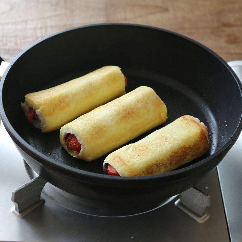 팬에 약간의 버터를 넣고, 식빵롤을 굴려가며 노릇하게 익혀주세요.
(팬에서 익힐 때 식빵이 겹쳐진 부분부터 먼저 익혀주세요.)