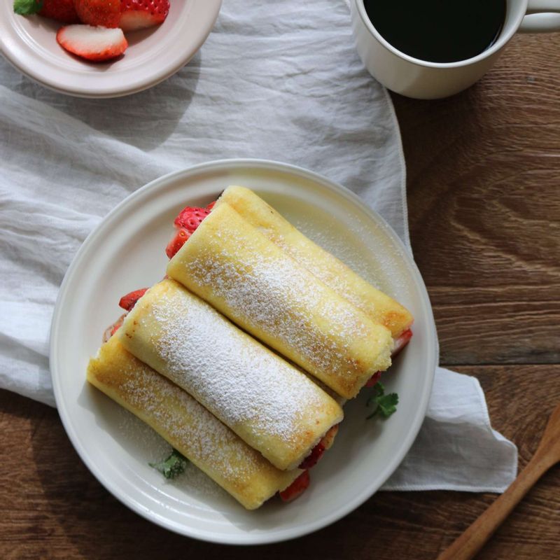 접시에 담은 후 슈가파우더(또는 설탕+계피가루)를 뿌려주세요.