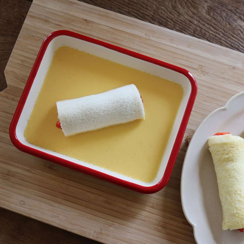 달걀물 재료를 고루 섞은 후 말아놓은 식빵롤 표면에 달걀물을 묻혀주세요.