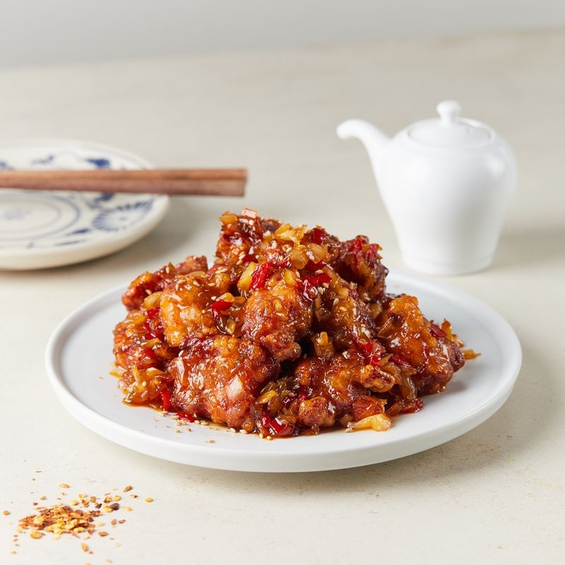 완성된 깐풍기를 접시에 담아 통깨를 뿌려 맛있게 즐겨주세요.