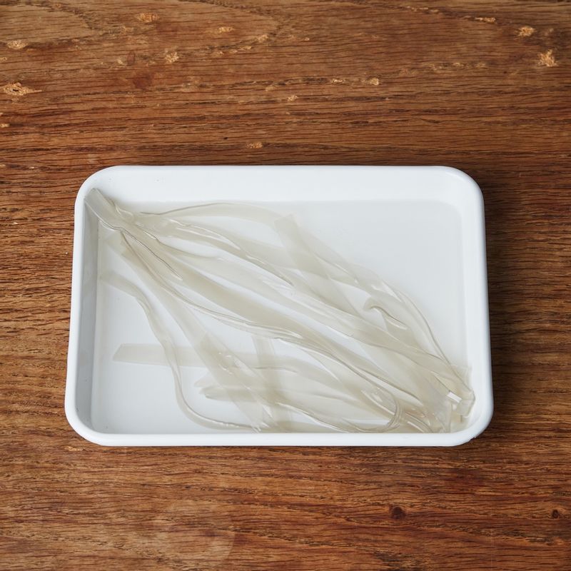 당면은 따뜻한 물에 30분 정도 불린 뒤 체에 받쳐 물기를 제거해주세요.