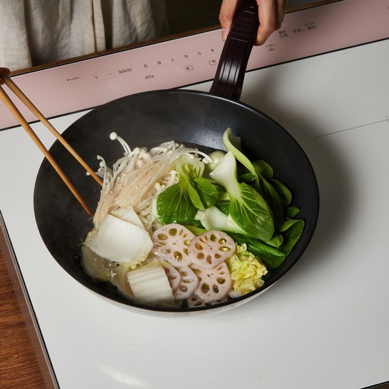 끓는 물에 채소와 불린 당면을 넣고 9단에서 3분30초간 데쳐주세요.