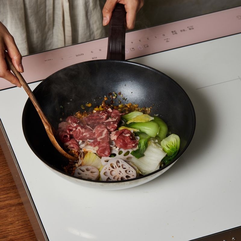 데친 재료와 우삼겹을 넣고 8단에서 2분30초간 볶아주세요.