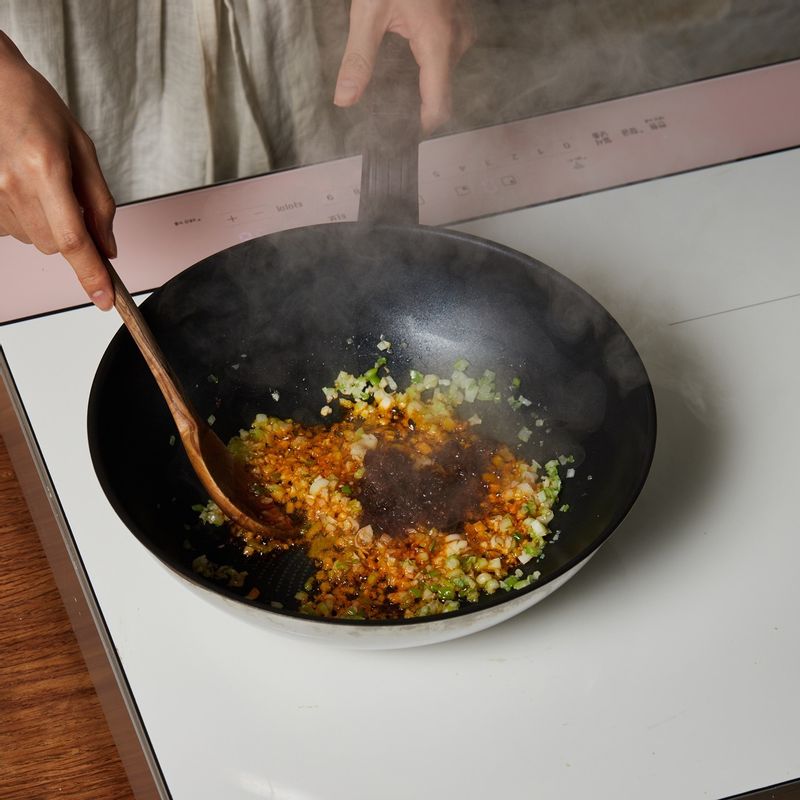 마라소스를 넣고 6단에서 40초간 볶아주세요.
(tip. 마라소스는 취향에 따라 더 넣어도 좋아요)